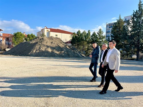 Kaymakamımız Sn. Emre ÇİFCİ, İlçemiz Merkez Cami Mahallesinde yapımı devam eden Cumhuriyet Ortaokulunda incelemelerde bulundu.