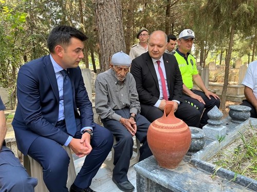 Kaymakamımız Sn. Emre ÇİFCİ, 1982 yılında şehit olan Şehidimiz Topçu Er Ahmet ERTOSUN’un kabrini ziyaret etti.