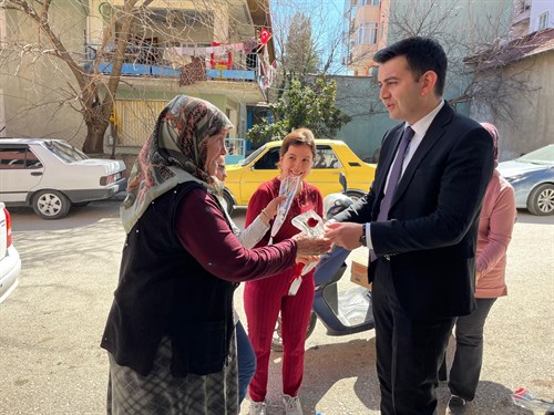 Kaymakamımız Sn. Emre ÇİFCİ, 8 Mart Dünya Kadınlar Günü kapsamında, Gölhisar Halk Eğitimi Merkezinde kurs gören kadınlara karanfil dağıttı.