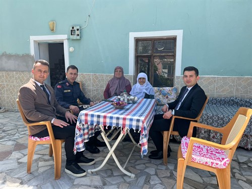 Kaymakamımız Sn. Emre ÇİFCİ, Anneler günü programı kapsamında Şehit Ailelerimizi ziyaret etti.