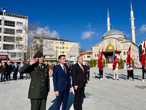 Kaymakamımız Sn. Emre ÇİFCİ, 18 Mart Çanakkale Zaferi ve Şehitleri Anma Günü’ nün 110. Yıldönümü dolayısıyla çelenk sunma törenine katıldı.