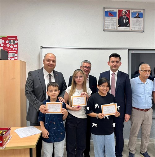 Kaymakamımız Sn. Emre ÇİFCİ, Cumhuriyet Ortaokulunda Düzenlenen Karne Dağıtım Törenine Katılarak Öğrencilerimizin Sevincine Ortak Oldu.
