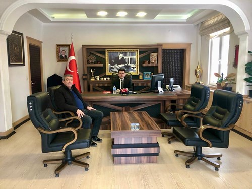 Yusufça Belediye Başkanı Sn. Hüseyin ÖZARSLAN, Kaymakamımız Sn. Emre ÇİFCİ’yi makamında ziyaret etti.