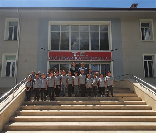 Atatürk İlkokulu 1-A Sınıfı öğretmeni İsmail KAVÇAKAR ve öğrencileri, Kaymakamımız Sn. Kadir ULUSOY’ a ziyarette bulundular.
